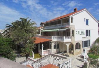 Palma Guesthouse has Smoking/Balcony rooms