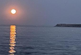 Hot Tub, Newly refurbished 4 bed, Dog friendly. allows 18 year olds to book a room