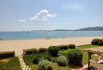 Studio sur plage au centre du Golfe de saint TROPEZ allows 18 year olds to book a room