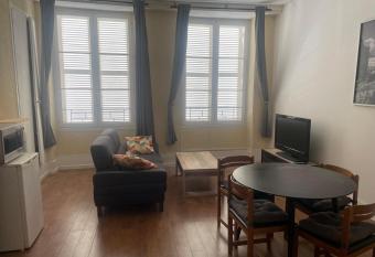 BEAUGENCY PROCHE CHAMBORD allows 18 year olds to book a room