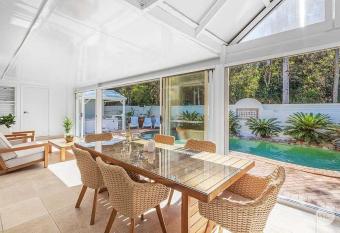 Aquablue Holiday Home - Hot Spa & Pool - 2m Walk to Beaches has rooms with a private hot tub