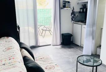 Joli Petit Studio Cosy has Balcony rooms