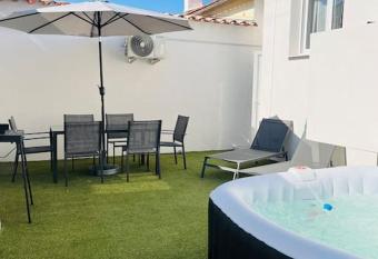 Maison 4 personnes avec jacuzzi has rooms with a private hot tub