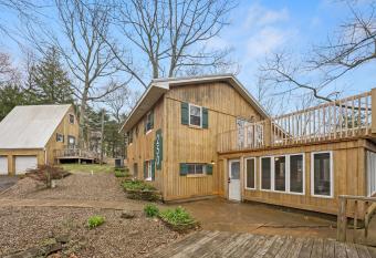 Hidden Hideaway has Balcony rooms