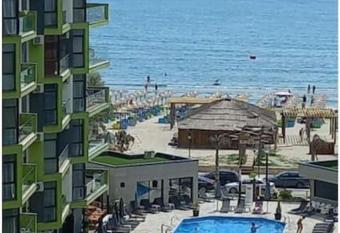 Alezzy Beach Resort Studio 90 has rooms with a private hot tub