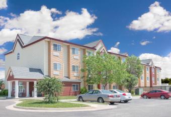 Days Inn & Suites by Wyndham Hutchinson has Smoking rooms