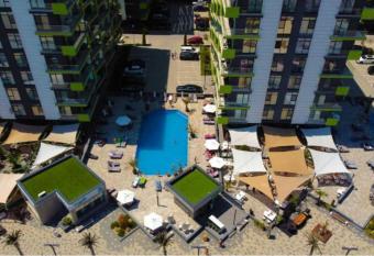 Alezzy Luxury Apartment 88 SeaView has rooms with a private hot tub