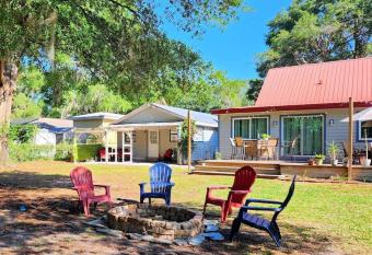 Waterfront guest house with boat dock has Balcony rooms