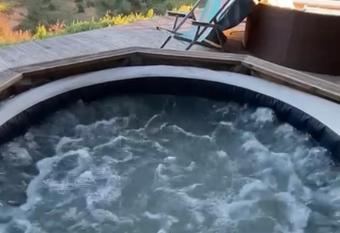 Portugals Infinity - Fant  stica casa de campo com vista de mar has rooms with a private hot tub