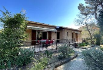Villa Terres Blanches    10 min d Aix-en-Provence has Balcony rooms
