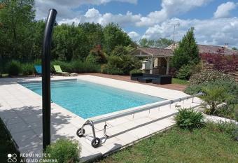 Belle maison de vacance avec piscine has Balcony rooms