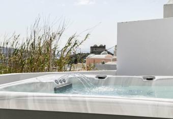 Villa Solasta #1 with jacuzzi in Santorini has rooms with a private hot tub
