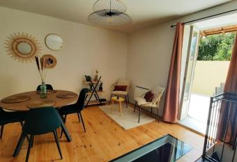 Appartement avec salle de cin  ma has Balcony rooms