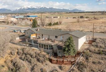 The GNAR Lodge: Spacious, Game Room, Sunroom, Bar has Balcony rooms