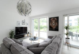 LULEX IV - Traumwohnung Terasse Garten in Neuss has Balcony rooms