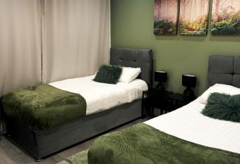 The Madison Apartment by GGE, Hemel Hempstead Town Centre, Contractors Welcome, Sleeps 6 allows 18 year olds to book a room