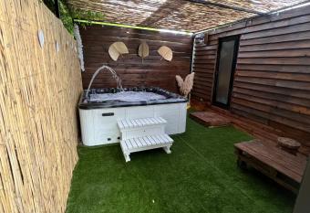 Le Chalet de Lou has rooms with a private hot tub