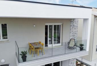 Casa di Andrew - Appartamento sul Lago di Garda has Balcony rooms