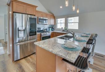 Luxurious Historic Renovated Bungalow DT Rapid City with Private Patio has Balcony rooms