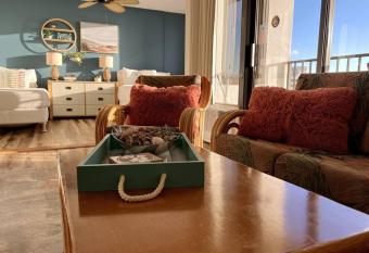 Aloha Suite 1 Bed 1 Bath Sleeps 4 (1 Free Parking) has rooms with a private hot tub