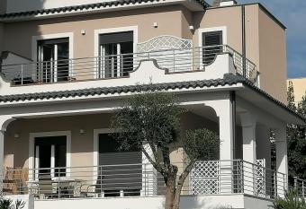 Casa vacanze Lido delle Sirene has Balcony rooms