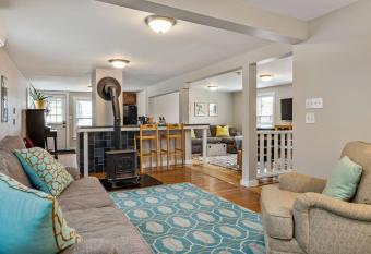 The Brew House - 2nd Floor Private Apartment has Balcony rooms