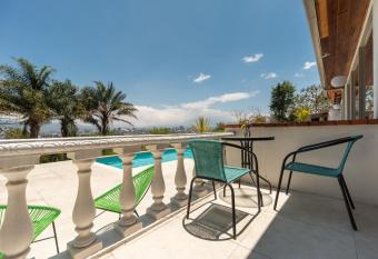 Posada el Quijote has Balcony rooms