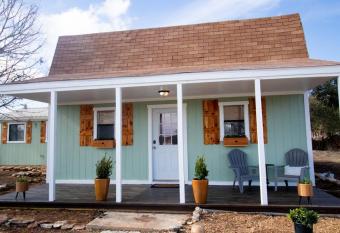 Das Grun Haus With Private Hot Tub! has rooms with a private hot tub