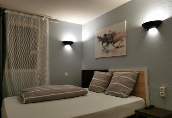 Appart Hotel La Defense allows 18 year olds to book a room