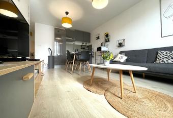 CHARMANT 2 CHAMBRES STANDING TOUT EQUIPE AVEC TERASSE has Balcony rooms