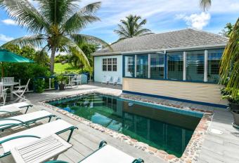 Little Rock Cottage has Smoking/Balcony rooms