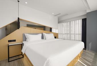 Weiming Hotel has rooms with a private hot tub