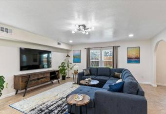 LUCKY House - Tranquility in the Middle of Houston - TV in every room has rooms with a private hot tub