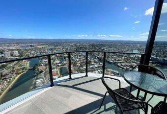 Like a Star- Broadbeach lux Casino riverview skyline 2bed apt has rooms with a private hot tub