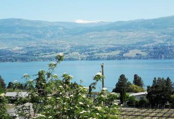 Single House upstairs in Kelowna allows 18 year olds to book a room