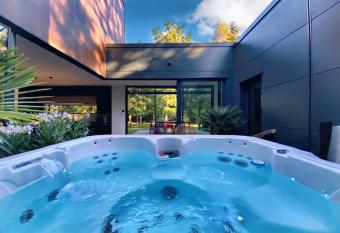 **** Le Patio **** aux portes de Chambord allows 18 year olds to book a room