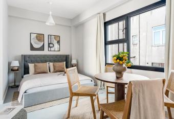 Sanders Port Piraeus has Balcony rooms