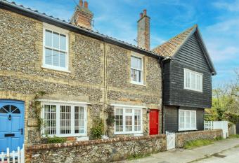 5 Old Homes has Balcony rooms