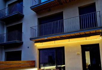 Apartamento Laia con m  quina recreativa has rooms with a private hot tub