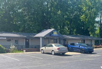 Days Inn by Wyndham Salisbury, NC has Smoking rooms