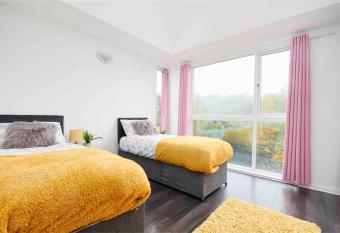 DelleHomes remarkable 4-Bed House in Manchester has Balcony rooms