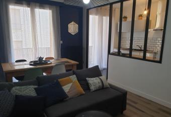 Bright apartment near the center of Avignon has Balcony rooms