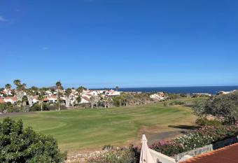 Palm Villa 1 bed apartment overlooking golf course allows 18 year olds to book a room