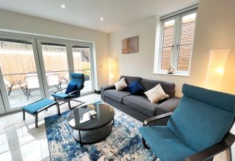 Luxury Modern Private Villa in Brighton has Balcony rooms