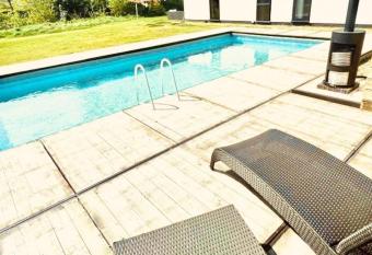 Tomorrowland Poolhouse 2 rooms 4 -6p bar shuttle WE1 allows 18 year olds to book a room