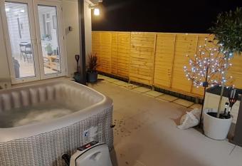 Adorable Guest House with Private Hot Tub & Patio allows 18 year olds to book a room