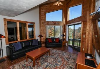 Seven Springs Stoneridge 3 Bedroom & Loft Standard Condo, walking distance to slopes! condo has Balcony rooms