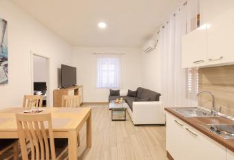 Old Town Donatello Apartment has rooms with a private hot tub