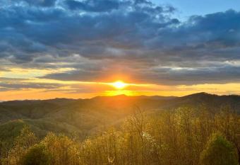 Majestic Mountain Lodge has rooms with a private hot tub