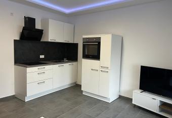 Monteur Wohnung allows 18 year olds to book a room